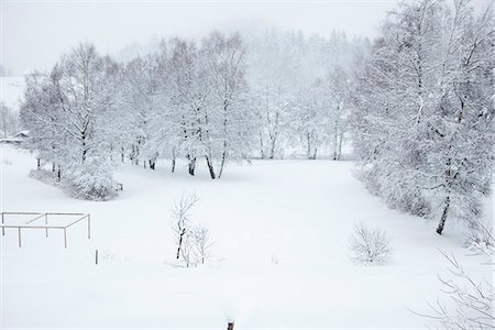 playground, nobody - Playground covered in snow Foto de stock - Sin royalties Premium, Código: 695-05771862