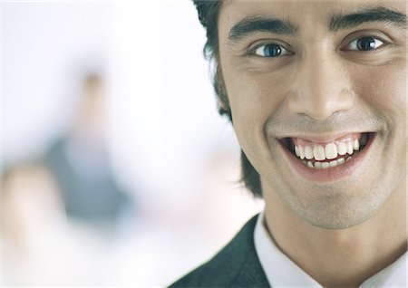 Young businessman smiling, portrait Foto de stock - Sin royalties Premium, Código: 695-05771895