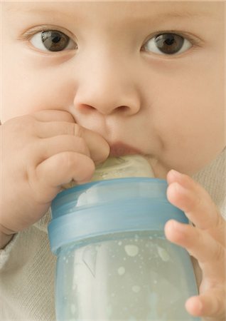 simsearch:695-05778625,k - Baby drinking from baby bottle Stock Photo - Premium Royalty-Free, Code: 695-05771917