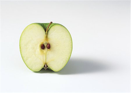 simsearch:693-06325286,k - Half an apple Stock Photo - Premium Royalty-Free, Code: 695-05771990