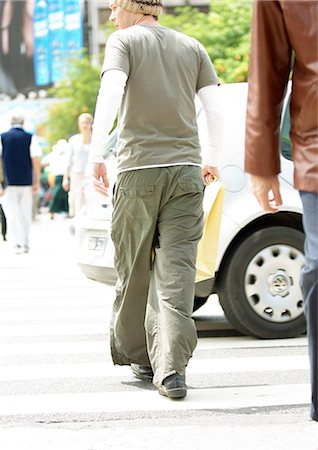 simsearch:695-03387141,k - Young man crossing street Stock Photo - Premium Royalty-Free, Code: 695-05772136