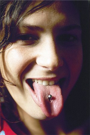 Young woman showing tongue piercing Foto de stock - Sin royalties Premium, Código: 695-05772219