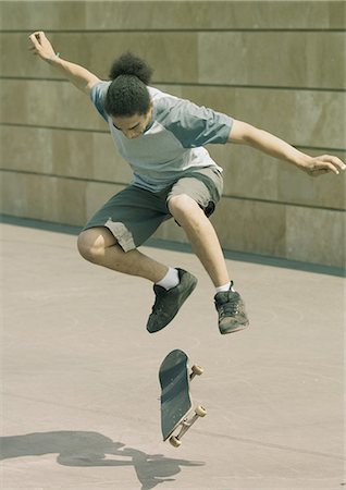 patinador en línea (hombre y mujer) - Young man doing trick on skateboard Foto de stock - Sin royalties Premium, Código: 695-05772636