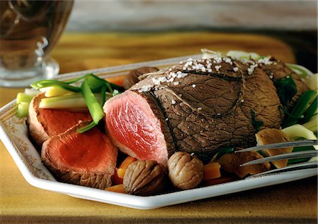 Roast beef with vegetables on dish, close-up Fotografie stock - Premium Royalty-Free, Codice: 695-05772892