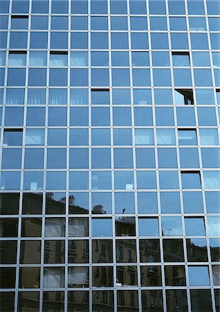 fensterscheibe - Hochhaus Fassade, Gebäude spiegelt sich in den Fensterscheiben Stockbilder - Premium RF Lizenzfrei, Bildnummer: 695-05772912