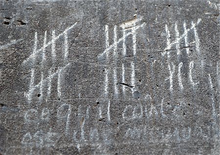 Chalk marks measuring time on wall, close-up Fotografie stock - Premium Royalty-Free, Codice: 695-05773007