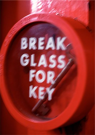 Key behind glass with "break glass for key" text Fotografie stock - Premium Royalty-Free, Codice: 695-05773011