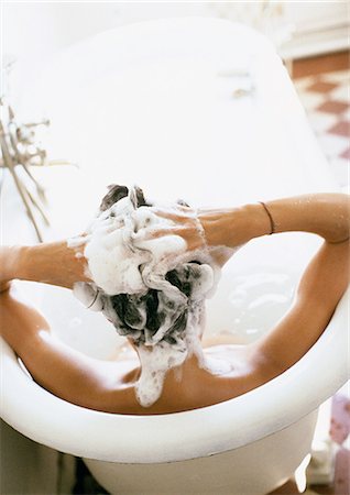 simsearch:695-03381794,k - Femme dans la baignoire, shampooing de cheveux, vue arrière Photographie de stock - Premium Libres de Droits, Code: 695-05773036