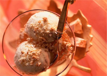 dessert presentation on spoons - Almond ice cream, high angle view, close-up Stock Photo - Premium Royalty-Free, Code: 695-05773117