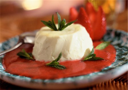 Panacotta with strawberry coulis and mint leaves, close-up Fotografie stock - Premium Royalty-Free, Codice: 695-05773118