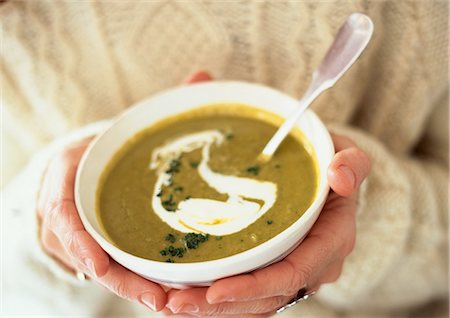Hands holding bowl of cream of watercress soup, close-up Fotografie stock - Premium Royalty-Free, Codice: 695-05773131