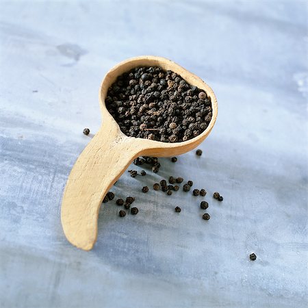 simsearch:649-07064984,k - Peppercorns in wooden scoop, close-up Foto de stock - Sin royalties Premium, Código: 695-05773151