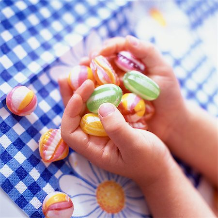 Child's hands holding candy, close-up Fotografie stock - Premium Royalty-Free, Codice: 695-05773153