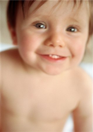 simsearch:695-05773332,k - Baby smiling at camera, blurred Foto de stock - Sin royalties Premium, Código: 695-05773329