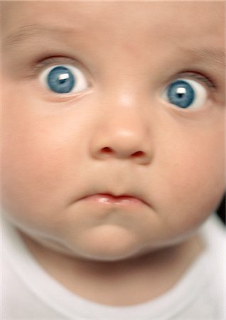 simsearch:695-05773332,k - Baby looking at camera with eyes wide open, close up. Foto de stock - Sin royalties Premium, Código: 695-05773332