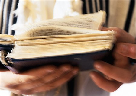 Jewish man's hands holding Torah, close-up Foto de stock - Sin royalties Premium, Código: 695-05773381