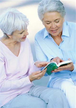 simsearch:695-03384141,k - Two mature women sitting side by side, examining a book Fotografie stock - Premium Royalty-Free, Codice: 695-05773683