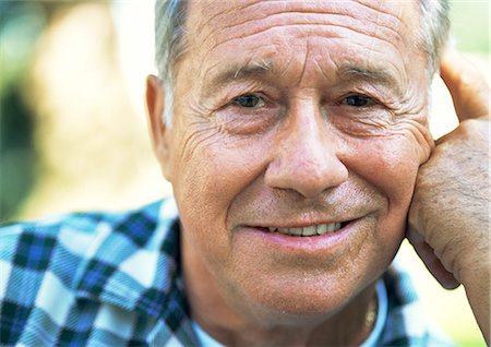 elderly face - Mature man smiling at camera, close-up, portrait Foto de stock - Sin royalties Premium, Código: 695-05773693