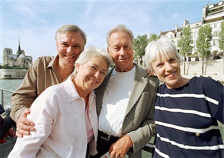 simsearch:695-03384141,k - France, Paris, mature men and women posing in front of the River Seine Fotografie stock - Premium Royalty-Free, Codice: 695-05773701