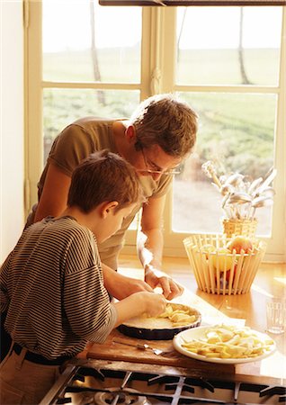 simsearch:695-05773760,k - Homme et enfant faire une tarte aux pommes Photographie de stock - Premium Libres de Droits, Code: 695-05773774