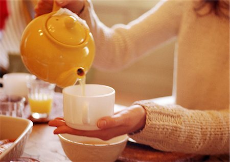simsearch:633-01272207,k - Hands pouring tea from teapot Foto de stock - Sin royalties Premium, Código: 695-05773785