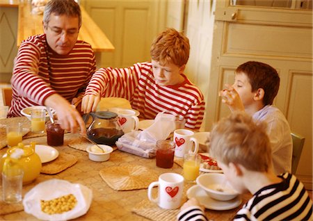 simsearch:695-03384582,k - Man and children sitting at table, having breakfast Stock Photo - Premium Royalty-Free, Code: 695-05773786