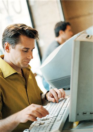 Man using computer Foto de stock - Royalty Free Premium, Número: 695-05773801