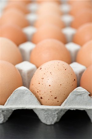 simsearch:6118-07353323,k - Oeufs bruns frais en carton Photographie de stock - Premium Libres de Droits, Code: 695-05780035