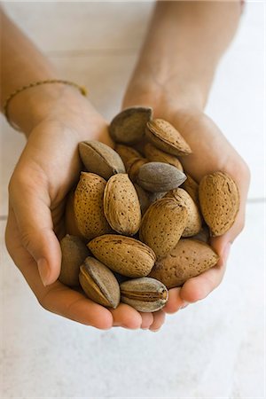 person cupping hands - Hands holding almonds Foto de stock - Sin royalties Premium, Código: 695-05780051