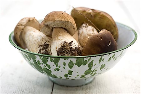 simsearch:614-06624594,k - Porcini mushrooms in bowl Stock Photo - Premium Royalty-Free, Code: 695-05780070