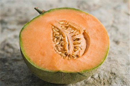 simsearch:632-05604270,k - Cantaloupe half Foto de stock - Royalty Free Premium, Número: 695-05780111