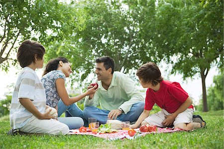 Family enjoying picnic outdoors Foto de stock - Sin royalties Premium, Código: 695-05780148