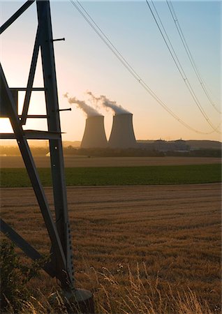 simsearch:600-05662593,k - Nuclear cooling towers at sunset Foto de stock - Sin royalties Premium, Código: 695-03374178