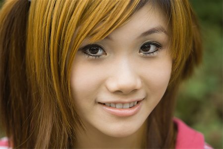 simsearch:695-03388906,k - Young woman, smiling at camera, close-up, portrait Foto de stock - Sin royalties Premium, Código: 695-03374680