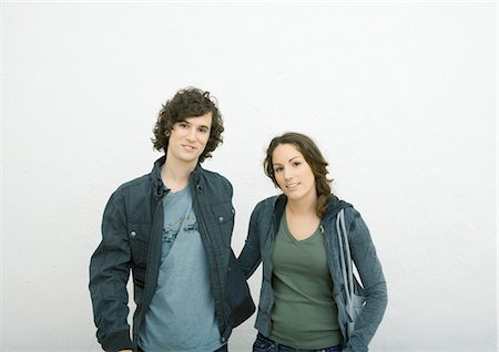 simsearch:632-01271583,k - Young couple standing side by side, looking at camera, portrait, white background Foto de stock - Royalty Free Premium, Número: 695-03374796