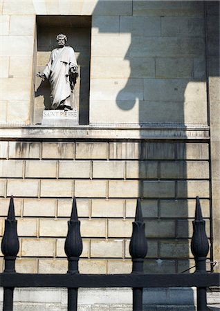 saint peter - Statue of St. Peter in wall alcove, iron gate in foreground Foto de stock - Royalty Free Premium, Número: 695-03375027