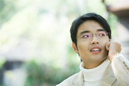 simsearch:696-03401266,k - Young man using cell phone, looking away Fotografie stock - Premium Royalty-Free, Codice: 695-03375051