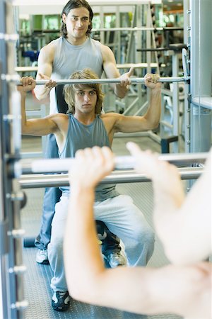 posição - Man lifting barbell while second man spots Foto de stock - Royalty Free Premium, Número: 695-03375159