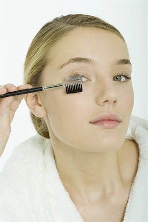 simsearch:695-05765503,k - Teenage girl brushing eyelashes Foto de stock - Sin royalties Premium, Código: 695-03375312