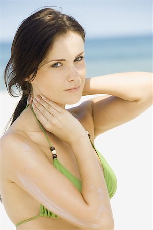simsearch:6108-08662444,k - Young woman on beach, applying suntan lotion Foto de stock - Sin royalties Premium, Código: 695-03375352