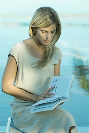 simsearch:632-01277362,k - Femme assise et lisant le livre, l'eau dans le fond Photographie de stock - Premium Libres de Droits, Code: 695-03375392