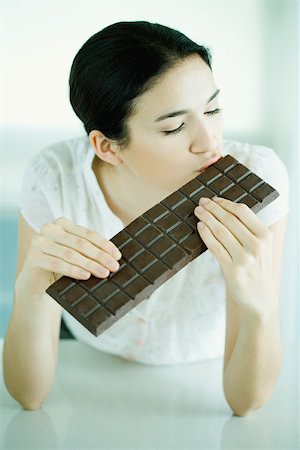 Woman kissing large bar of chocolate Foto de stock - Sin royalties Premium, Código: 695-03375533