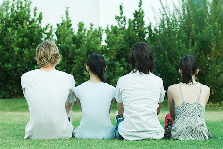 simsearch:696-03401497,k - Vier junge Freunde sitzen auf Gras, nebeneinander, Rückansicht Stockbilder - Premium RF Lizenzfrei, Bildnummer: 695-03375717