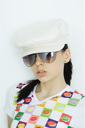 simsearch:695-05765857,k - Teen girl wearing cap and sunglasses, portrait Foto de stock - Sin royalties Premium, Código: 695-03375808