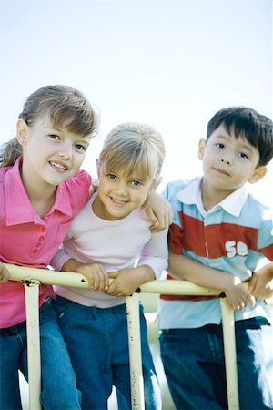 simsearch:632-01270388,k - Children on playground equipment Foto de stock - Royalty Free Premium, Número: 695-03375904