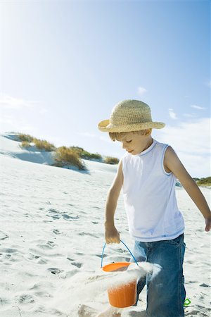 simsearch:695-03377221,k - Enfants jouant dans le sable Photographie de stock - Premium Libres de Droits, Code: 695-03375954