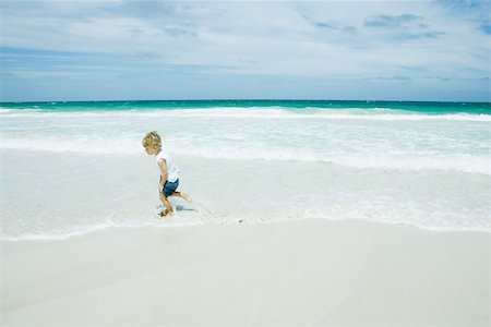 simsearch:695-03378542,k - Child running in surf at beach Foto de stock - Sin royalties Premium, Código: 695-03375964