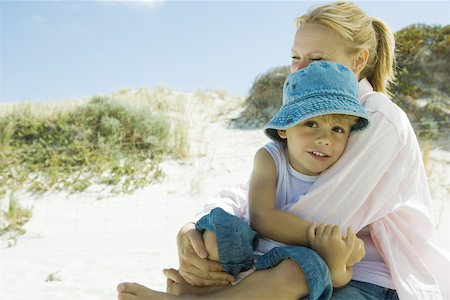 simsearch:695-03377858,k - Little boy with mother on beach Foto de stock - Sin royalties Premium, Código: 695-03375963