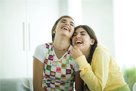 simsearch:695-03375993,k - Jeunes femelles amis rire Photographie de stock - Premium Libres de Droits, Code: 695-03376023