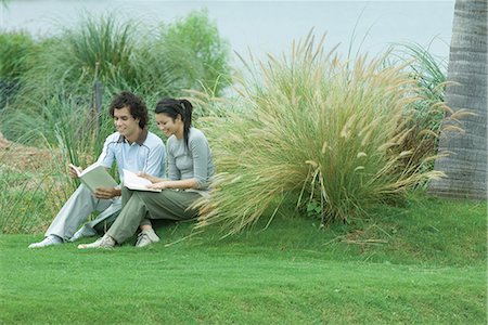 simsearch:695-03377120,k - Couple sitting on grass, reading books Foto de stock - Royalty Free Premium, Número: 695-03376076